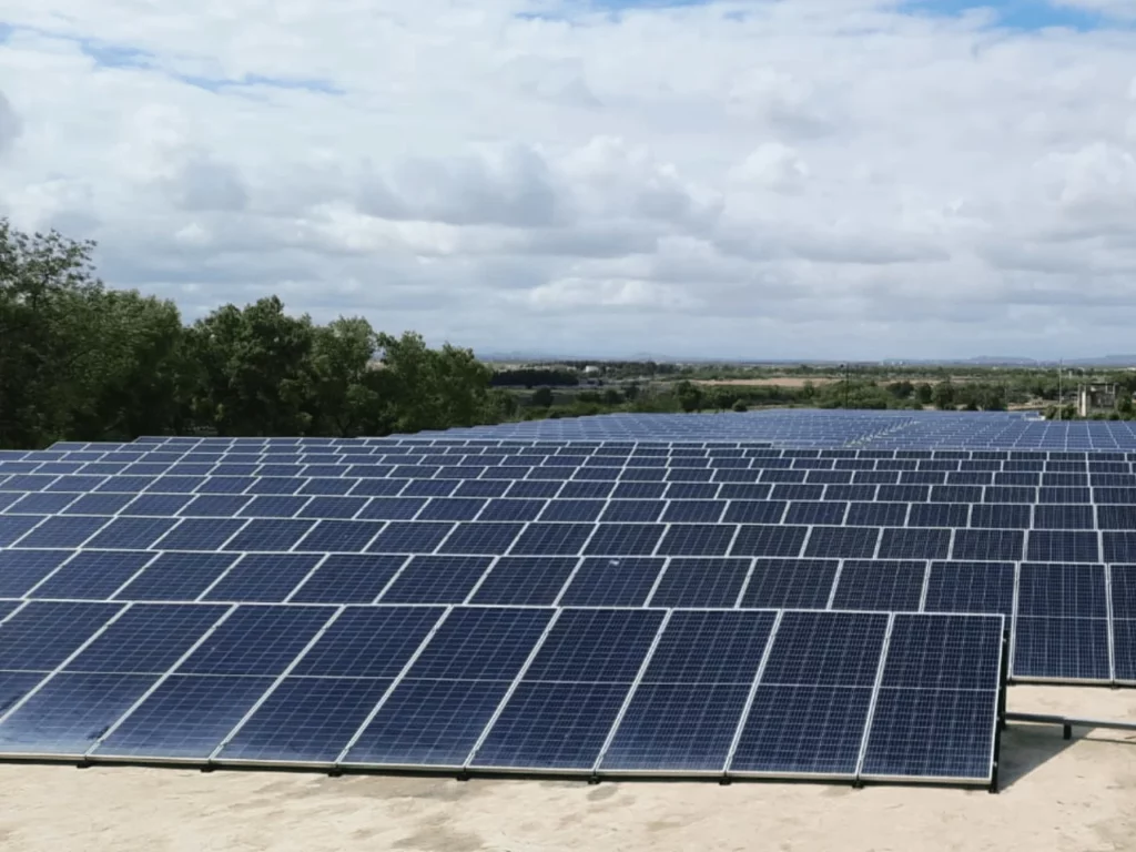 Installed blue 550w solar panels in Karachi